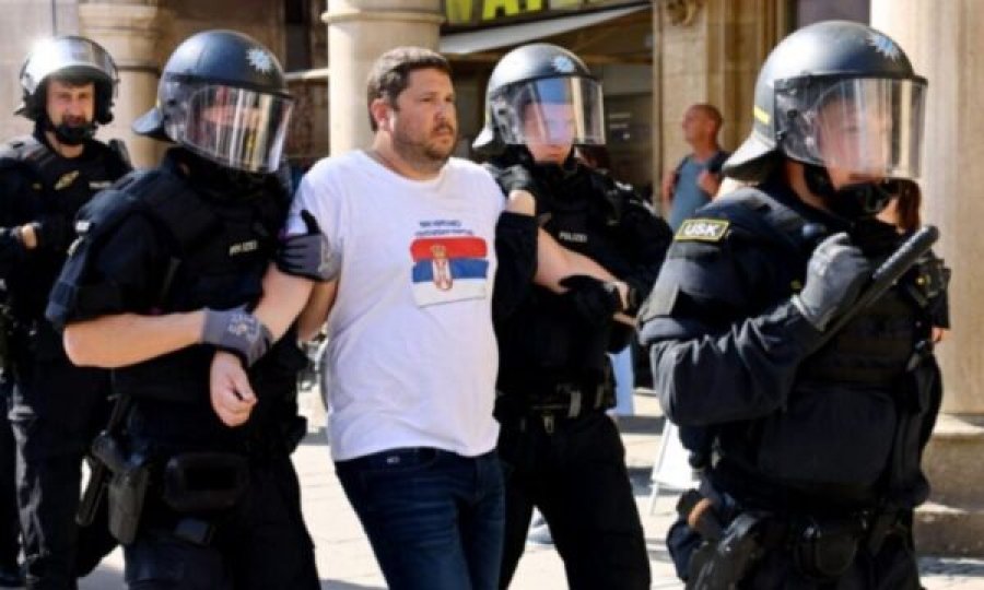 Reuters publikoi foton e tij: I arrestuari për sulm ndaj policisë gjermane, pjesë e “Kuvendit gjithëserb”