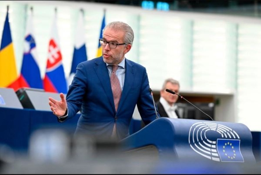 Reuten: Sanksionuam Kosovën jo agresorin, duhen hapa ndaj Vuçiqit e Dodikut