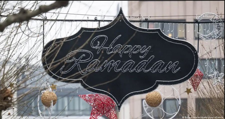 Për herë të parë në histori, Frankfurti dekorohet në prag të Ramazanit
