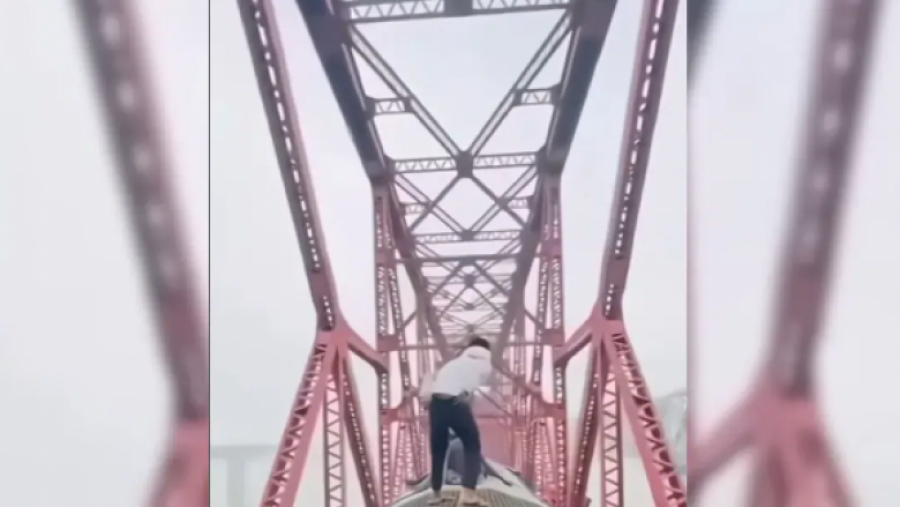 Manovrat e rrezikshme të një burri mbi tren shqetësojnë shikuesit