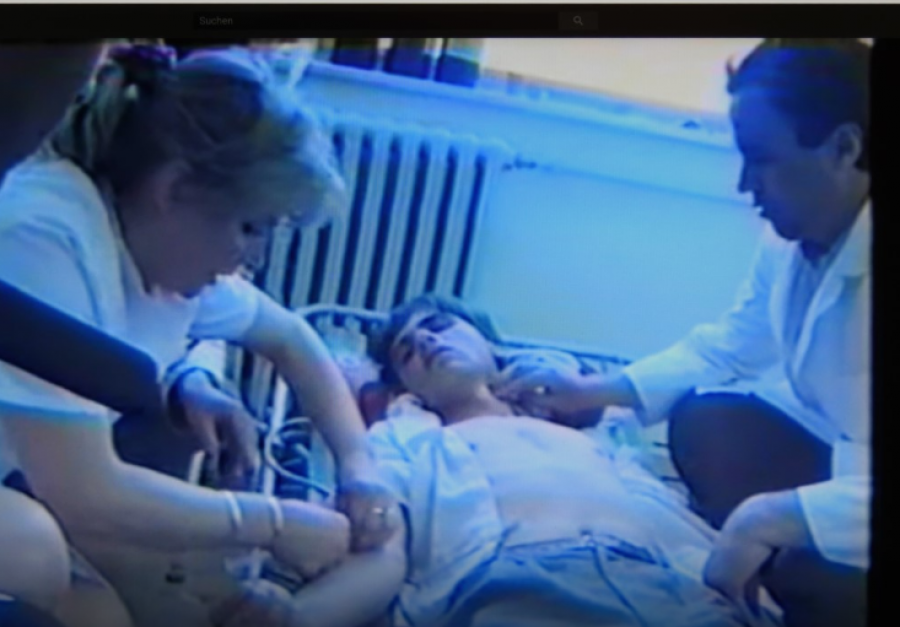 Bardhi tregon llojin e helmit që regjimi serb e kishte përdorur ndaj nxënësve shqiptarë