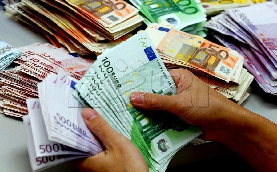 euroja-bie-serish-ne-tregun-valutor-ne-shqiperi-arrin-ne-nivelet-me-te-uleta-vjetore