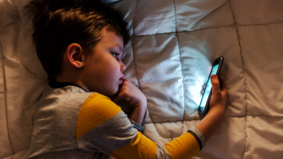 Ndaloni telefonat inteligjentë për fëmijët nën 13 vjeç, televizorin nën tre vjeç