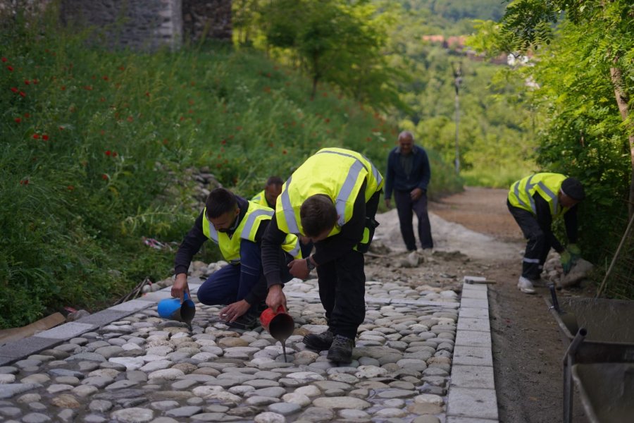 Vazhdojnë punimet për ndërtimin e shtegut të ri për në kalanë e Prizrenit