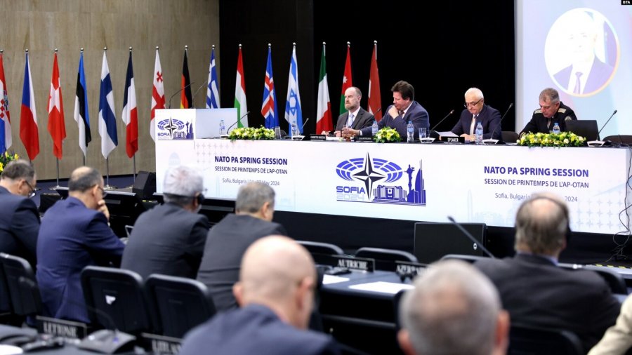 Serbia i kërkon NATO-s të mos ia avancojë statusin Kosovës