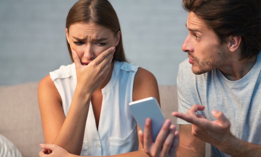 Këto shenja të horoskopit e kanë fiksim të “fusin hundët” dhe të kontrollojnë telefonin e partnerit