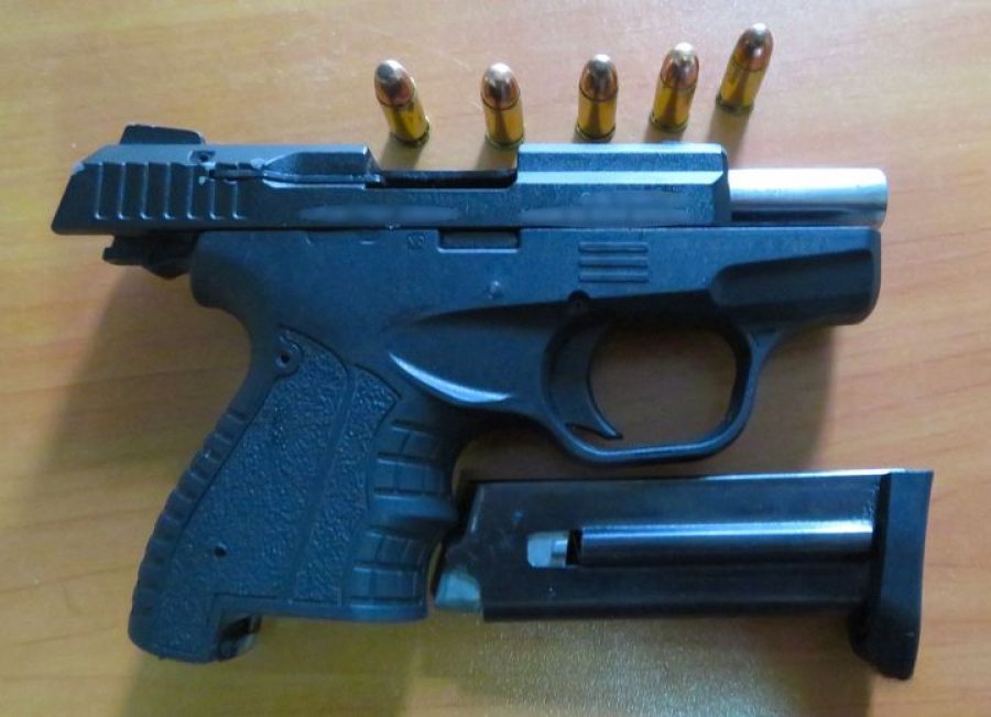 Policia gjen armë e fishekë, ndalohet një veturë në Viti