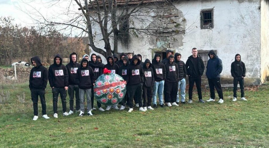Varrosen dy të rinjtë që u vranë në Klinë, shokët veshin bluza me fotografitë e tyre