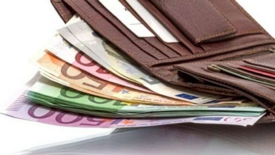 Qytetari në Klinë dorëzon kuletën me 1,700 euro euro të gjetur në shesh