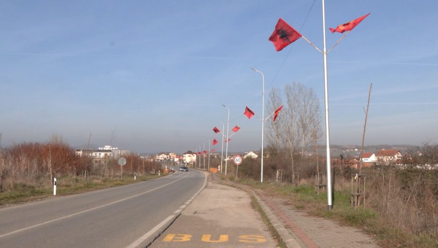 444 flamuj kombëtarë dhe të UÇK-së u vendosën nga Podujeva në Merdar
