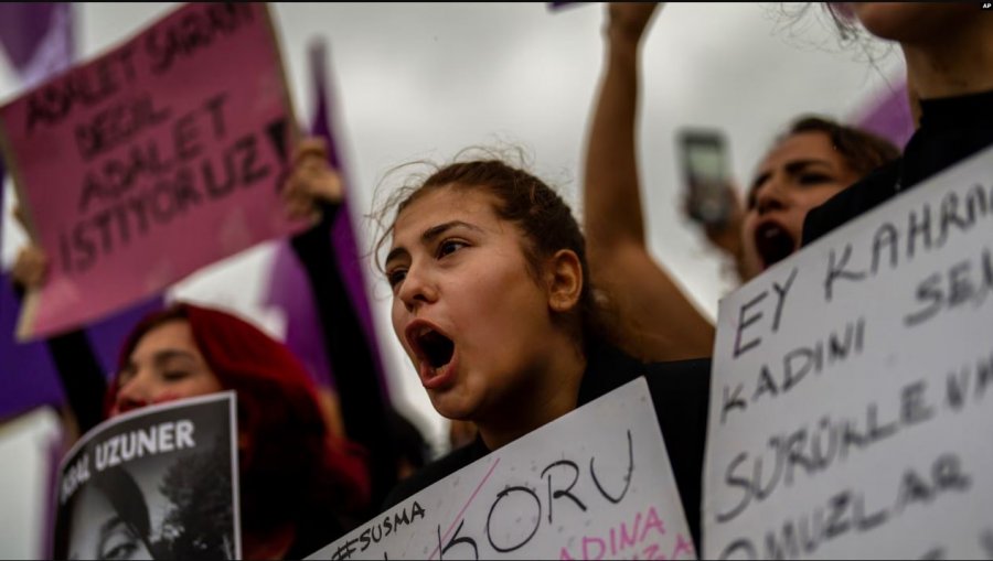 Protesta në Turqi kundër dhunës ndaj grave