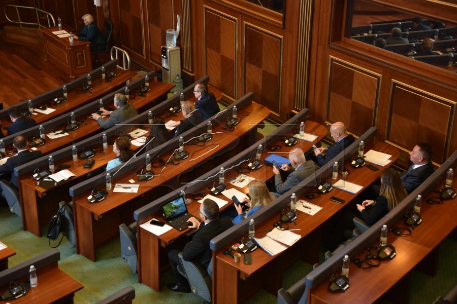 S’ka kuorum për votimin e rezolutës së opozitës, ndërpritet seanca e jashtëzakonshme për ushqimin në FSK