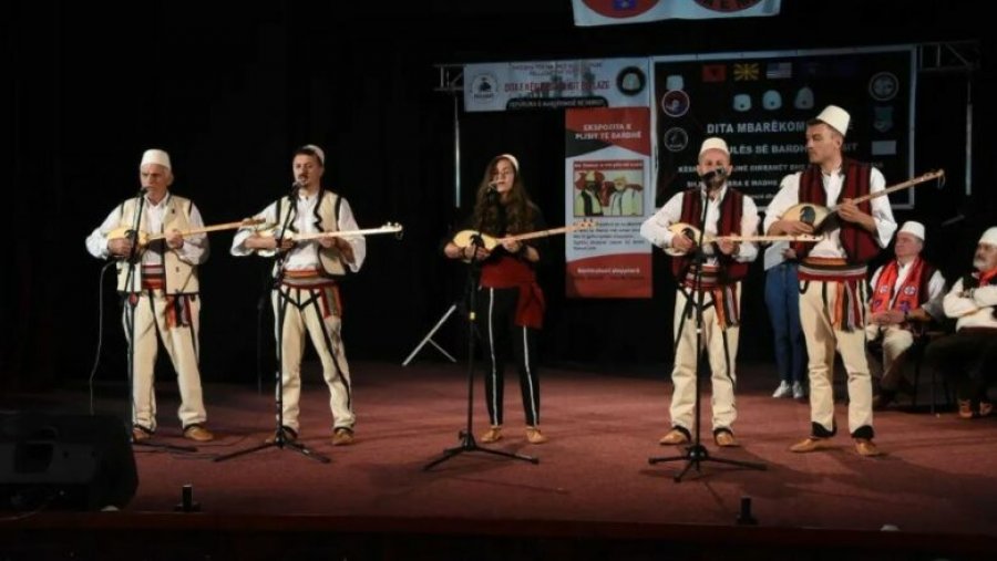 Festa e plisit të bardhë, organizimi me qëllim ruajtjen e identitetit shqiptar