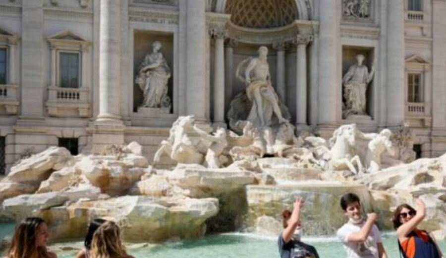 Shatërvani Trevi në Romë dhe miliona monedha që hedhin vizitorët