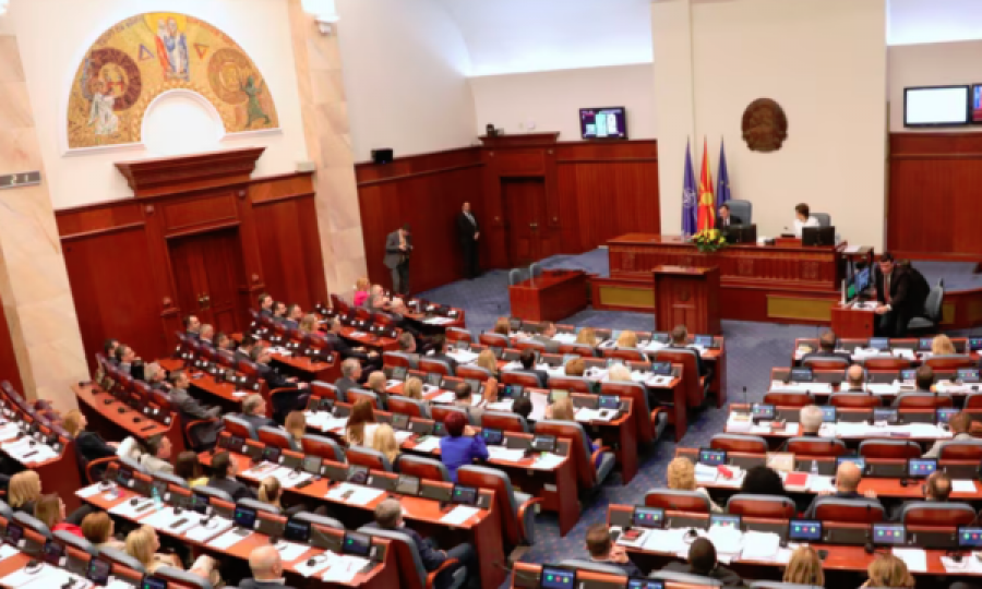 Shkup: Deputetët e Frontit Evropian protestojnë në Kuvend kundër Qeverisë