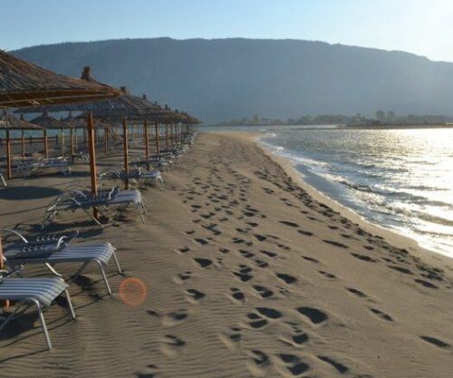 Velipoja mbushet me pushues, plazhi në kulmin e sezonit veror
