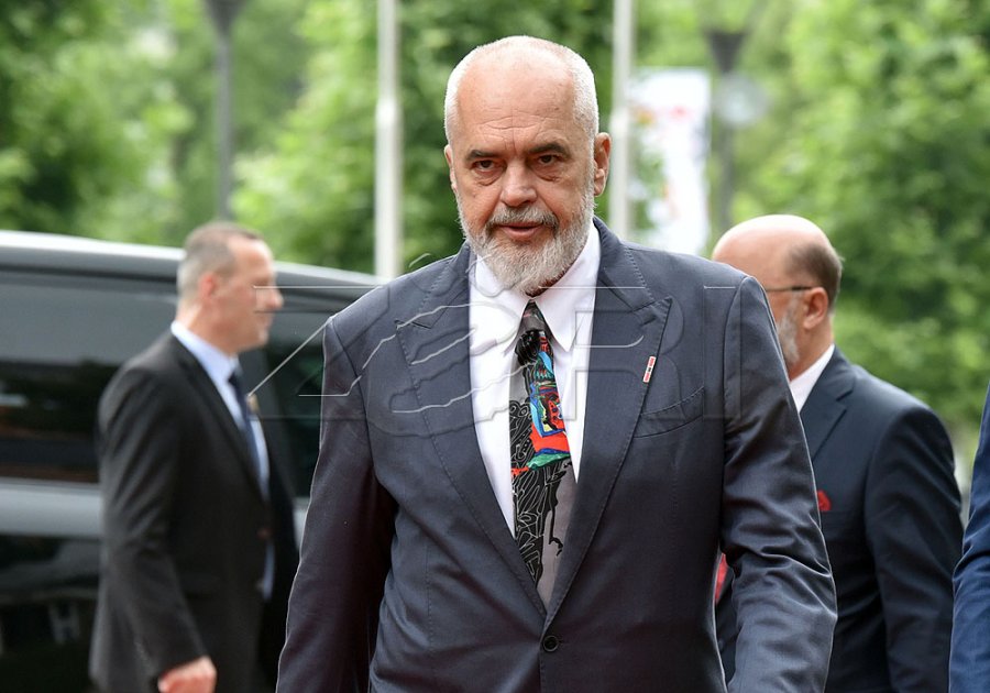 Rama paralajmëron bizneset për vitin tjetër: S’ka plazhe për restorantet, shezllone për hotelet vetëm për aq sa kanë dhoma