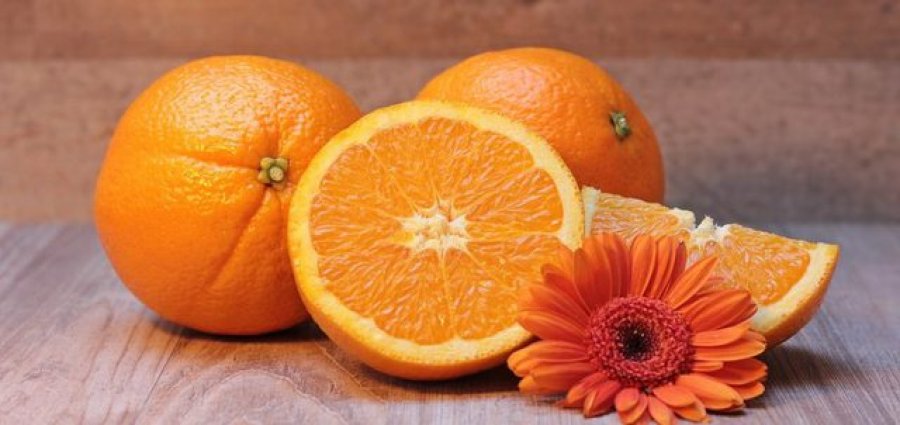 Maskë me lëng portokalli për një fytyrë që rrezaton nga mirëqienia