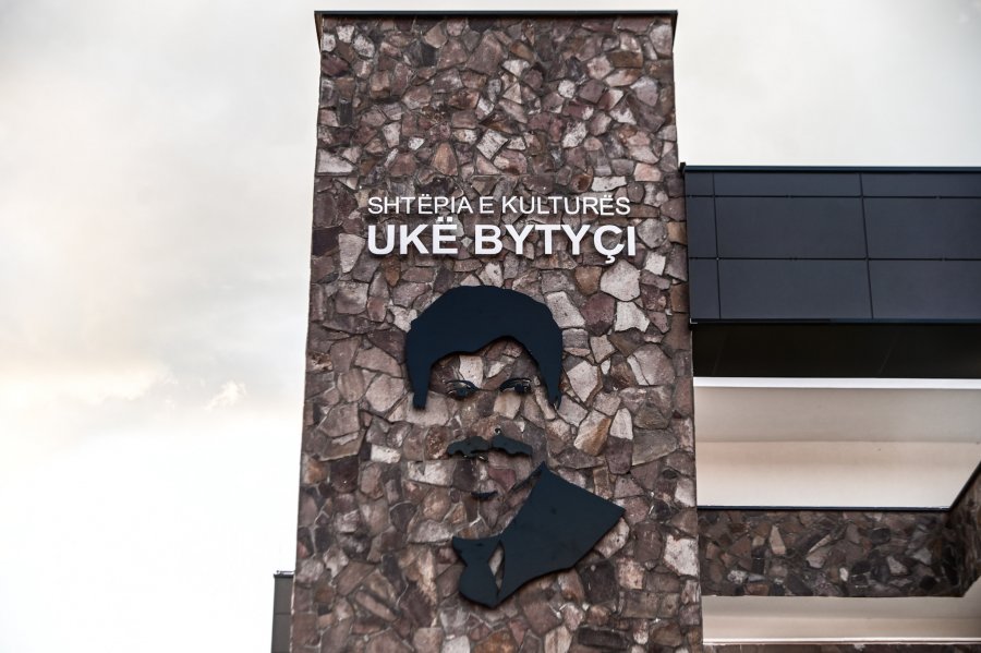 Përurohet shtëpia e kulturës “Ukë Bytyçi’’ në Suharekë, Kurti: Në dispozicion për ata që duan të kontribuojnë në pasurimin e jetës kulturore