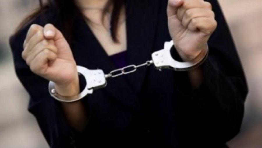 Arrestohet e dyshuara në Pejë, dyshohet se mashtroi disa qytetarë për 30 mijë euro