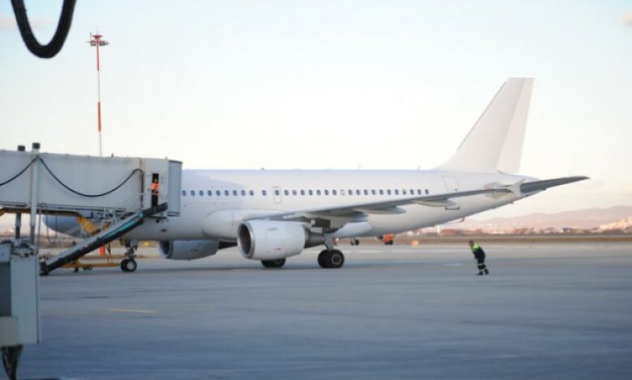 Piloti në Aeroportin e Podgoricës raportoi bombë brenda në aeroplan