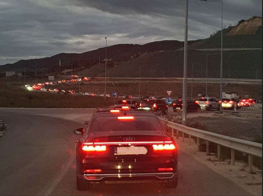 Kolonë e gjatë në “Bllacë”, pritje e gjatë për hyrje në Kosovë