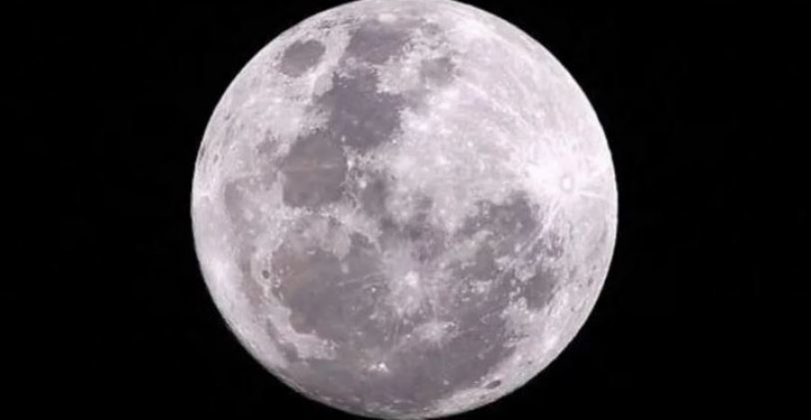 Hëna mund të goditet nga asteroidi që ishte nisur drejt Tokës