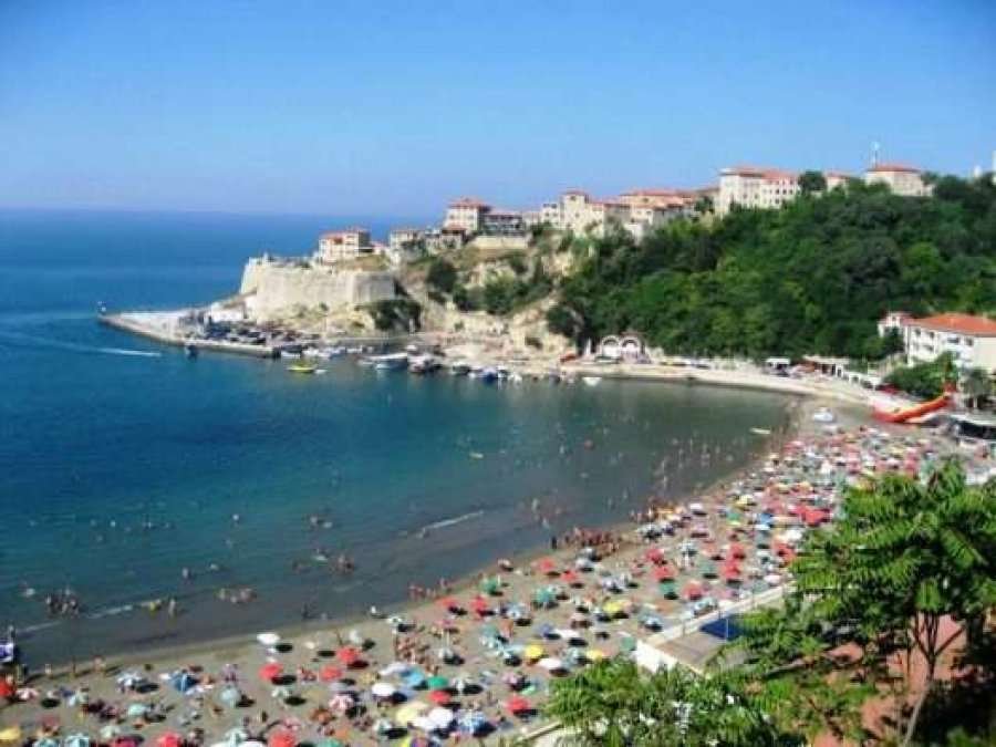 Ulqini me rregulla të reja për pushuesit   Gjobë deri në 500 euro për ata që lëvizin me rroba banjo jashtë plazhit