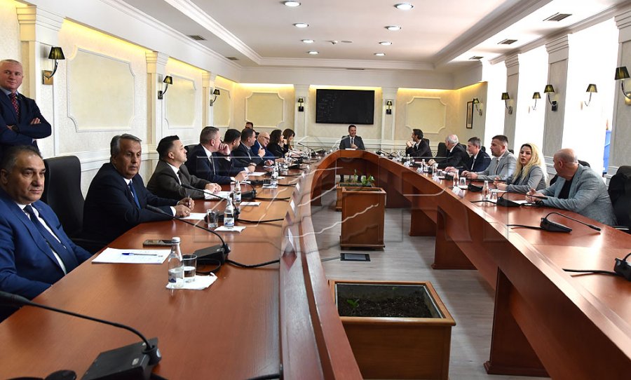 Fillon takimi i Konjufcës me përfaqësuesit e partive politike