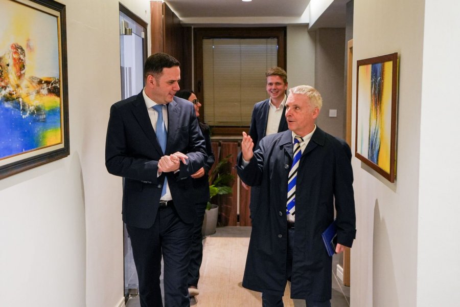 Abdixhiku i kërkon Rohdes heqjen e masave, flasin edhe për zhvillimet e fundit