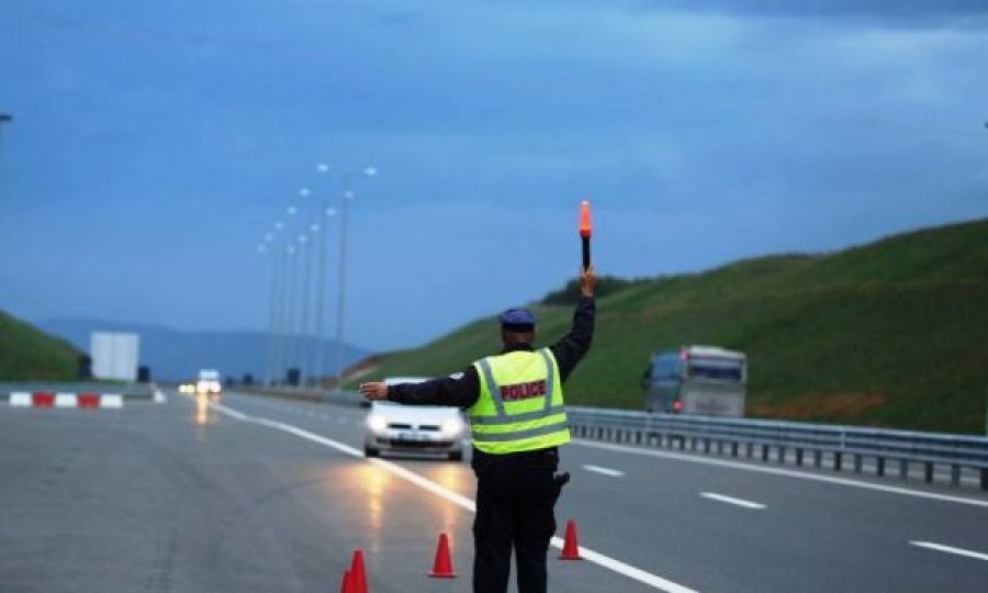 Motoçiklisti godet dy policë në Vushtrri