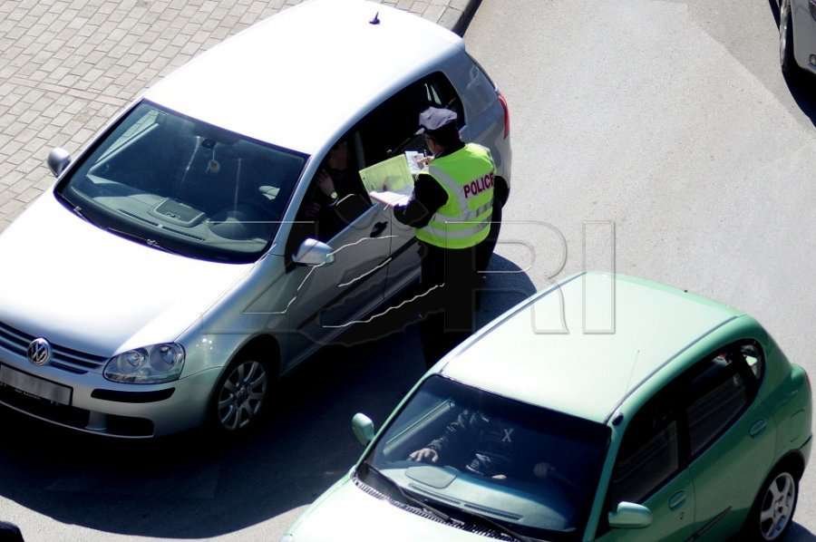 policia-shqiptoi-per-24-ore-rreth-1-mije-e-900-gjoba-ne-trafik