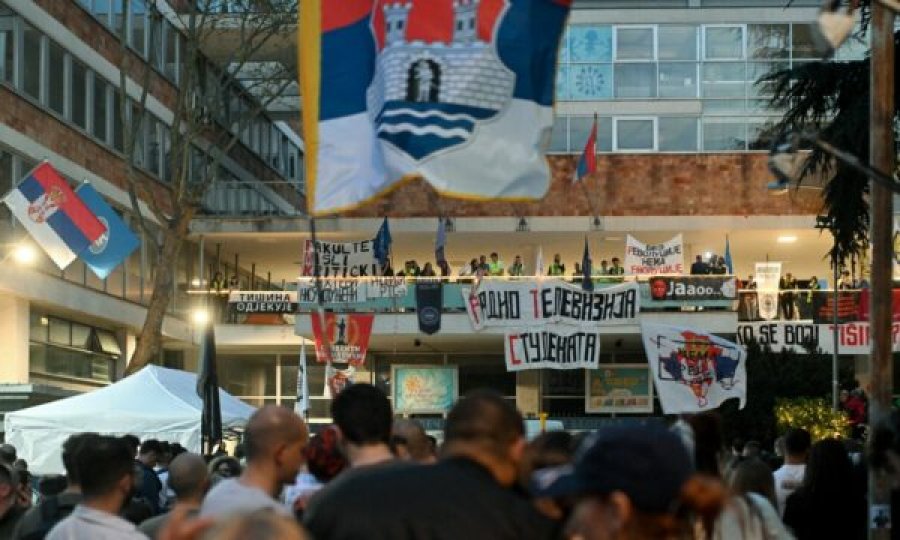 Studentët në Beograd e bllokojnë RTS-në për të tetën ditë radhazi