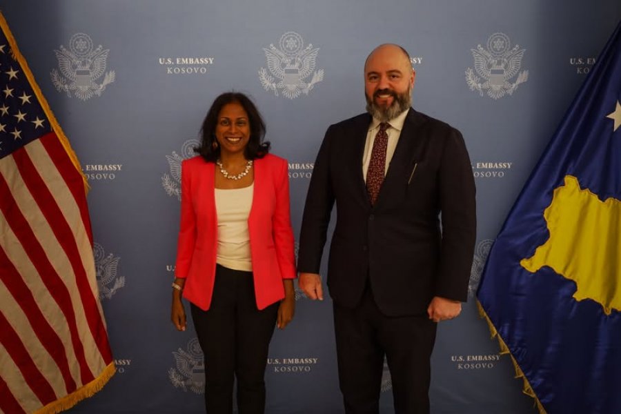 Zyrtari i lartë amerikan i mbrojtjes zbarkon në Kosovë, në vizitën e tij të parë