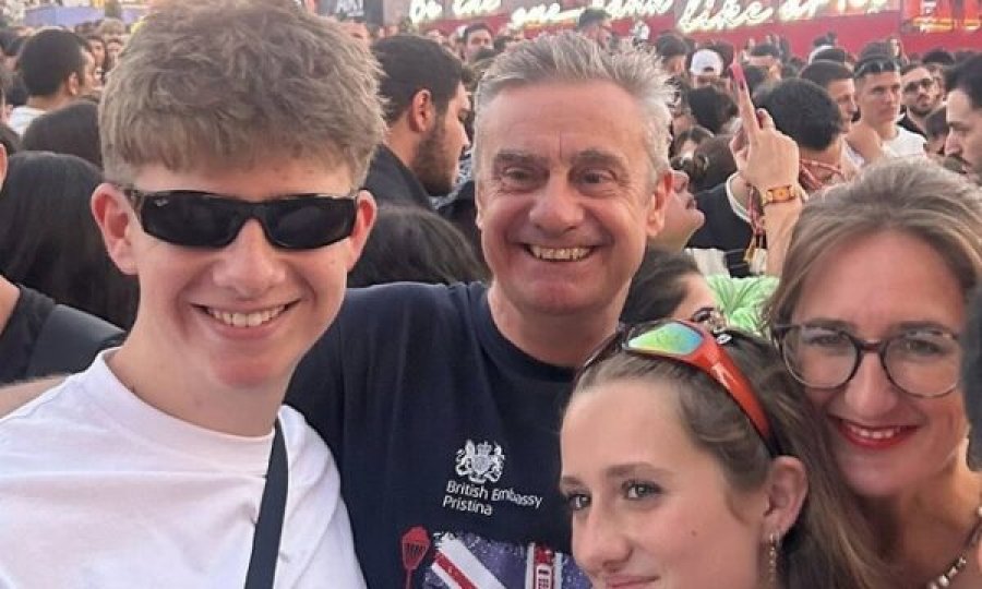 Ambasadori britanik me gruan e fëmijët mbrëmë shkoi në Sunny Hill Festival, i gëzohet festës britaniko-kosovare