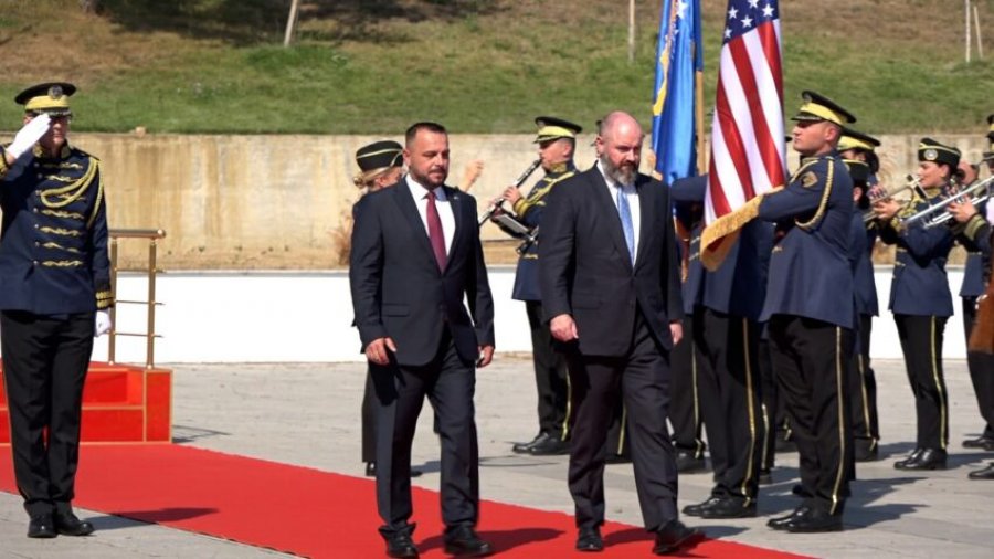 Pas takimit me Osmanin, Baker pritet me nderime ushtarake nga Maqedonci