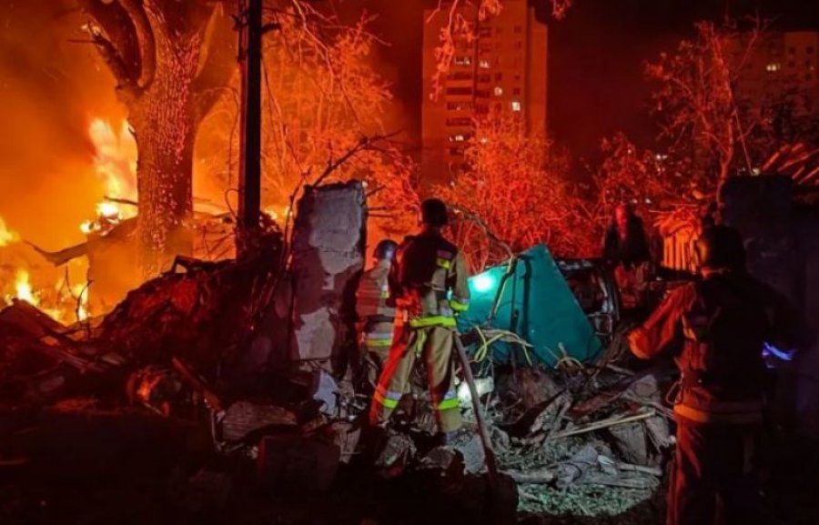 Ukraina sulmon depot e naftës, Rusia bombardon qytetet pranë Detit të Zi