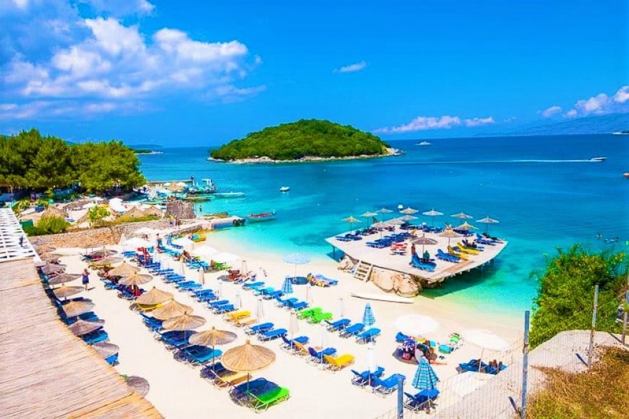 Shoqata e Turizmit alarmon: Çmimet në bregdetin shqiptar po rrezikojnë të largojnë turistët nga Kosova