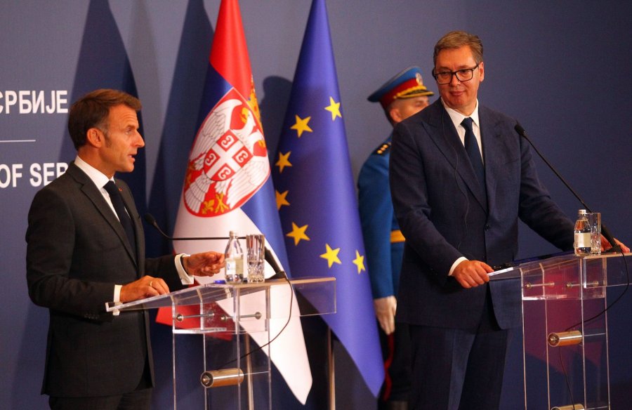 Macroni Vuçiqit: Veprimet e njëanshme në raportin Kosovë – Serbi dëmtojnë dialogun