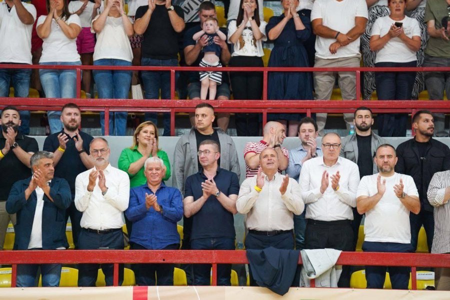 Ishte prezent dhe nuk reagoi, por Mickoski sot dënon thirrjet antishqiptare në Kumanovë