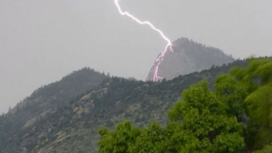 Rrufeja godet për vdekje bariun në Pogradec, ngordhin dhe 20 bagëti