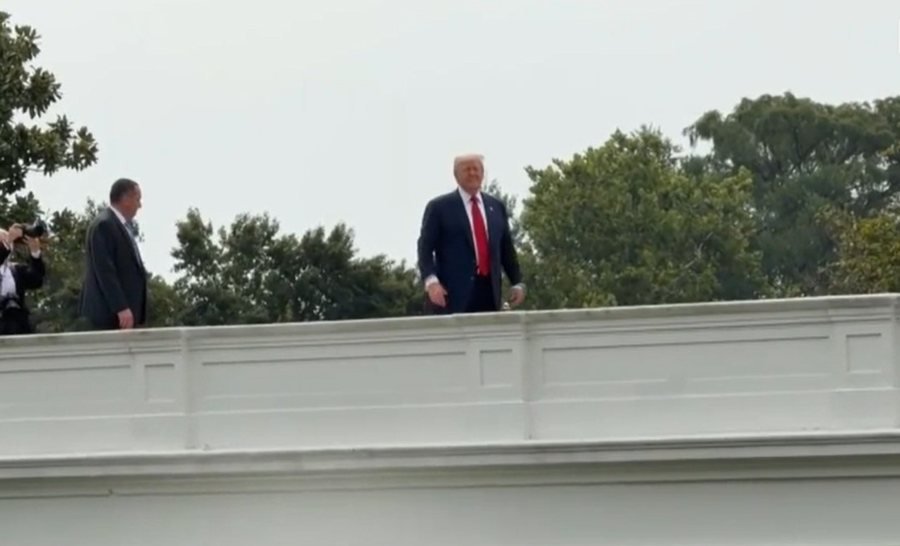 Trumpi shfaqet në çatinë e Shtëpisë së Bardhë: Po vendos një armë bërthamore