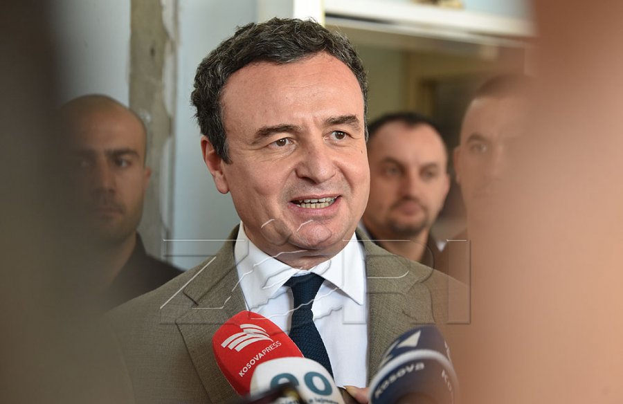 Kurti gazetares: I thoni pronarit të televizionit tuaj t’ia kthejë Telekomit 62.2 milionë euro, lëri albuminat