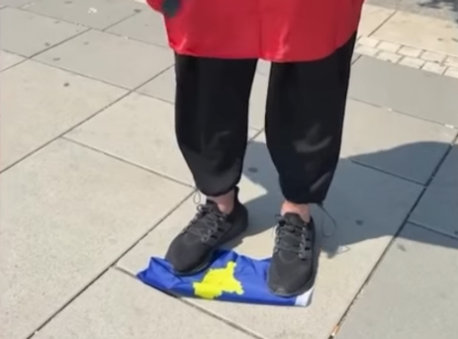 Qytetari nga Tirana e shkel flamurin e Kosovës në qendër të Prishtinës, zihet edhe me një kalimtar të rastit [video]