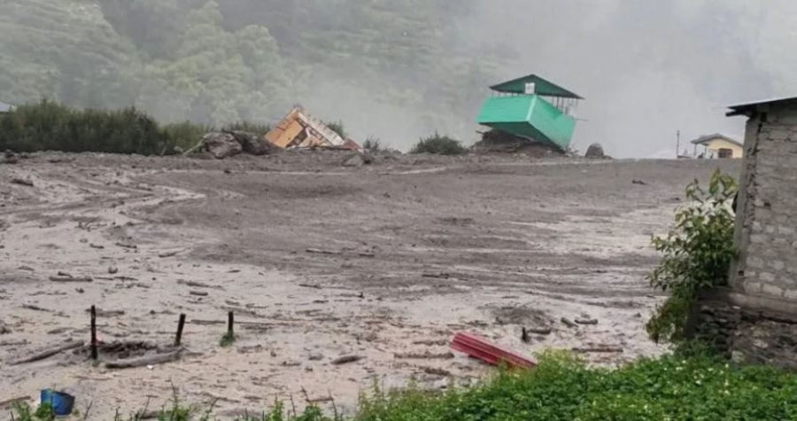 Shirat e rrëmbyeshëm shkaktojnë përmbytje në Indi, mbi 100 persona të zhdukur