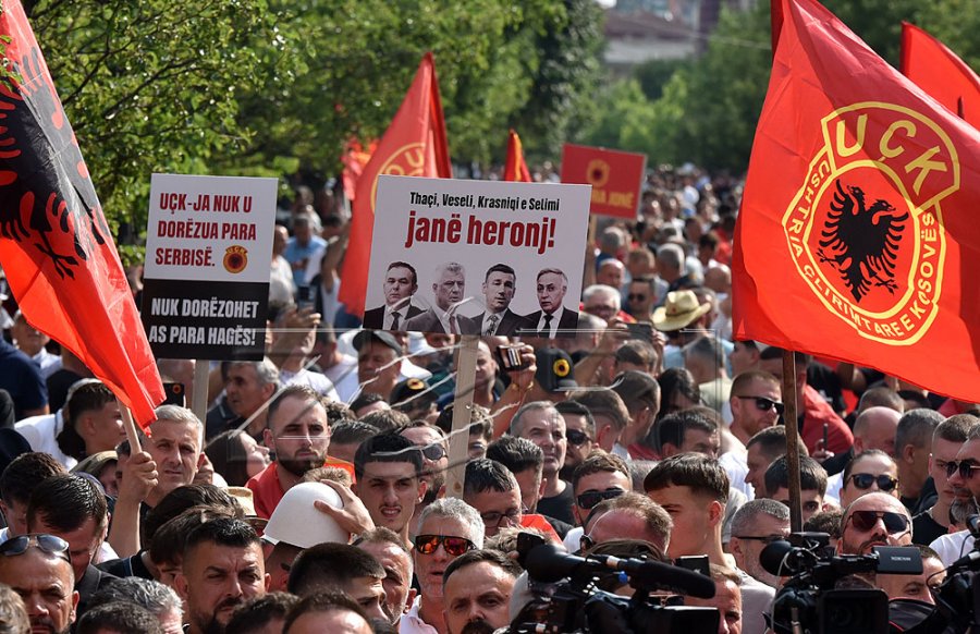 Djali i Jakup Krasniqit pas protestës: Populli i Kosovës, një zë – UÇK