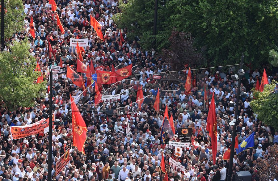 Krasniqi falënderon qytetarët për pjesëmarrje në protestën masive kundër padrejtësive në Hagë