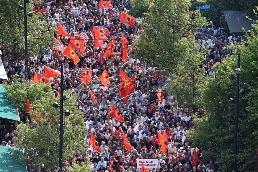 Ali Ahmeti i bashkohet protestës së veteranëve