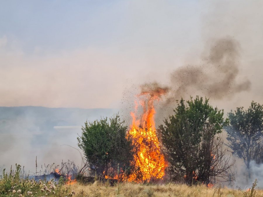 15 zjarre aktive në Kosovë, KFOR-i thirret për ndihmë në shuarje