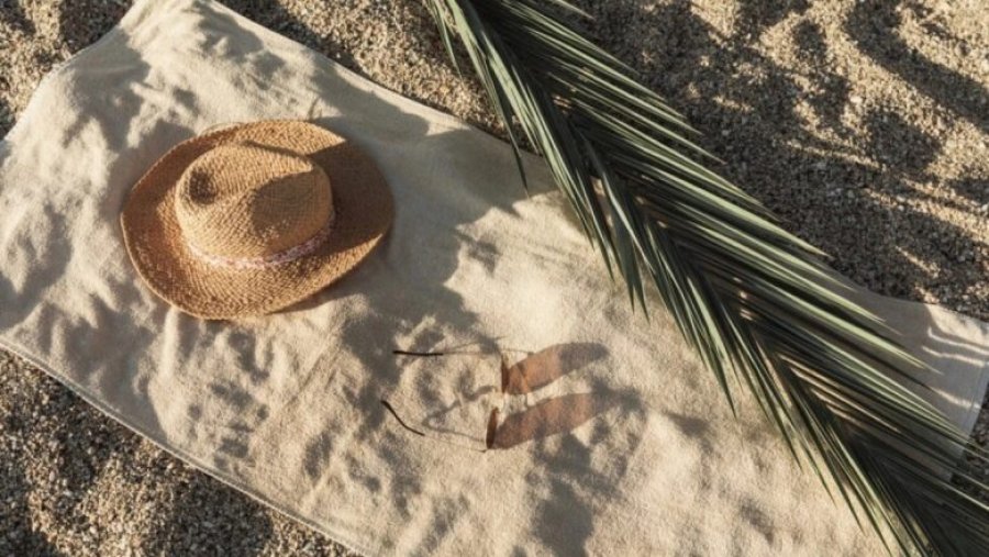 Ja si të largoni rërën dhe njollat nga peshqirët e plazhit